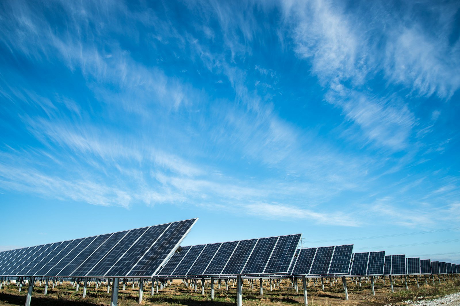 Paneles solares instalados en tejado de vivienda unifamiliar
